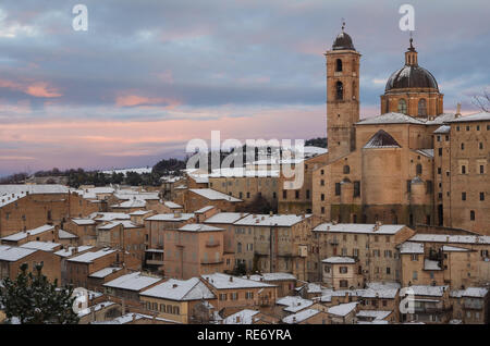 Urbino avec de la neige en hiver coucher du soleil Banque D'Images