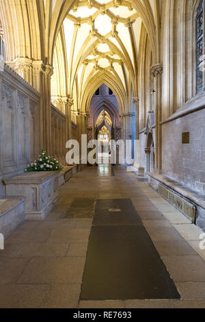 Vue sur le côté nord de la cathédrale de Wells à l'ouest vers l'avant. Wells, Somerset, UK Banque D'Images