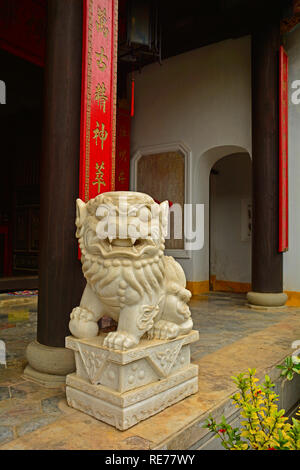 Un tuteur ou Lion Foo Dog lors de l'historique Minh Huong Temple dans la liste de l'UNESCO Le centre ville de Hoi An Vietnamien Banque D'Images