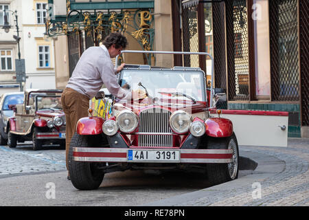 PRAGUE, RÉPUBLIQUE TCHÈQUE - Mai 7, 2017 : Vintage car dans les rues de Prague Banque D'Images