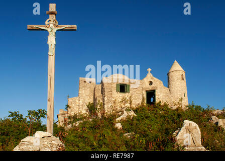 L'Ermite petit monastère au sommet du mont vacances sur Cat Island, plus de 63 mètres, aux Bahamas. Mt. Vacances en Hermitage et père Jerome's Tomb sur C Banque D'Images