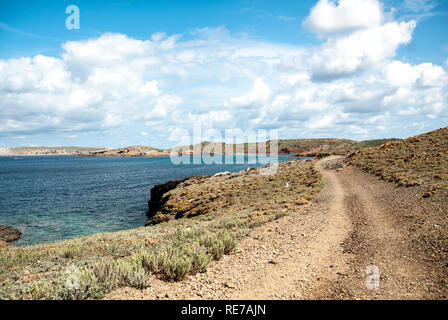 Vue sur le chemin sur le Cami de Cavalls promenade côtière dans l'île de Minorque. Banque D'Images