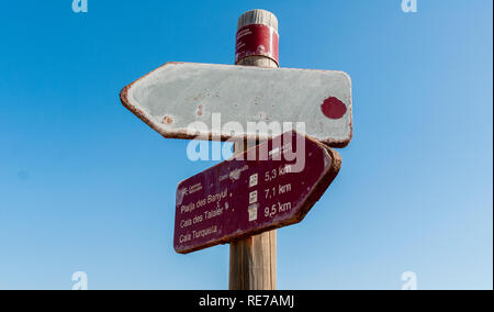 Chemin d'un signe sur l'Cami de Cavalls promenade côtière dans l'île de Minorque. Banque D'Images