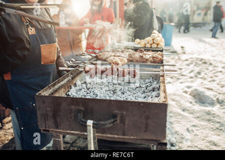 Marché de Noël. Le jour de l'an juste. L'alimentation de rue d'hiver. Jours fériés et week-end dans la ville. Loisirs en famille. Banque D'Images