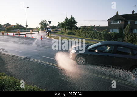 Route inondée en raison de l'eau principale burst Ringwood Hampshire England UK Banque D'Images