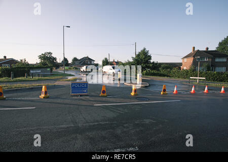 Route inondée en raison de l'eau principale burst Ringwood Hampshire England UK Banque D'Images