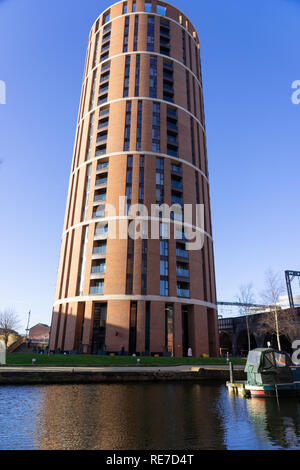 Tour circulaire de 21 étages en briques rouges, Granary Wharf, Leeds, West Yorkshire, Angleterre. Banque D'Images