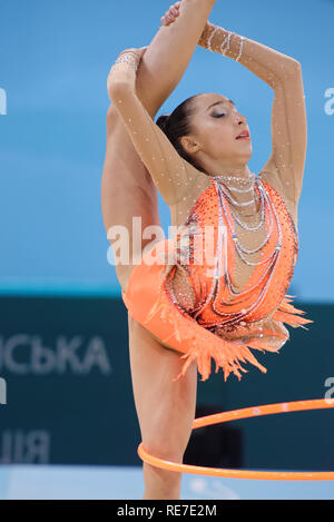 Kiev, Ukraine - le 28 août 2013 : Salome Pazhava, la Géorgie se produit avec hoop pendant 32e Championnats du monde de gymnastique rythmique. L'événement se déroule dans Banque D'Images