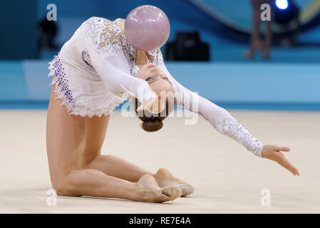 Kiev, Ukraine - le 28 août 2013 : Viktoriya Gorbunova, le Kazakhstan joue avec ball pendant 32e Championnats du monde de gymnastique rythmique. L'événement est Banque D'Images