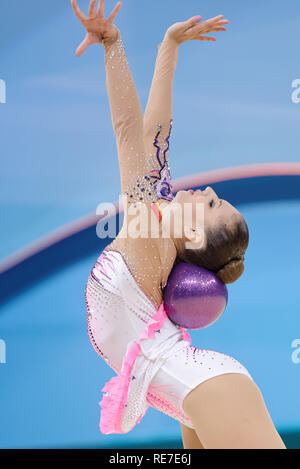 Kiev, Ukraine - le 28 août 2013 : Alexandra Piscupescu, la Roumanie joue avec ball pendant 32e Championnats du monde de gymnastique rythmique. L'événement est il Banque D'Images