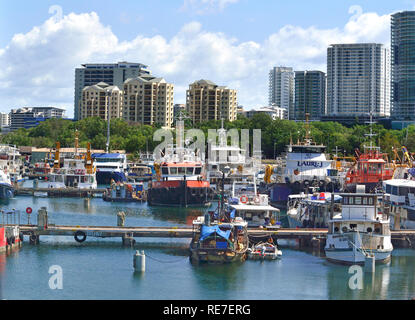 Skyline de Darwin, la capitale de l'Australie dans le Territoire du Nord et un ancien avant-poste frontière., du port de plaisance de la Baie de Cullen Banque D'Images