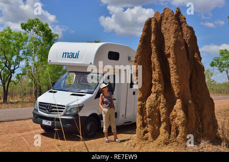 Camping tourist s'arrête au bord de la route pour regarder une termitière cathédrale l'un des plus emblématiques des sites dans les Territoires du Nord de Kakadu en Australie Banque D'Images