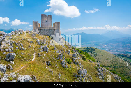 Rocca Calascio, forteresse Rocca ou montagne dans la province de L'Aquila dans les Abruzzes, en Italie. Banque D'Images