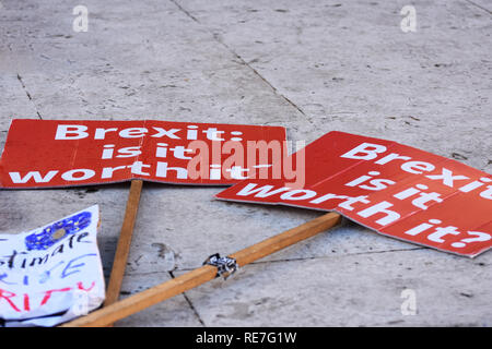 Brexit cela vaut la peine, pancartes à l'extérieur de Westminster de Londres. Janvier 2019 Banque D'Images