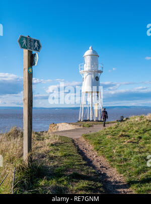 En passant devant le phare de Nore noir donnant sur le canal de Bristol entre Clevedon et Portishead sur la côte du Somerset du Nord Banque D'Images