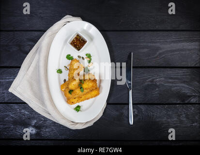 Bâtonnets de fromage servi sur plaque blanche avec de la sauce. Banque D'Images