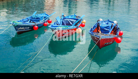 Aviron trois bateaux amarrés dans un port sur l'île de Tenerife dans les îles Canaries Banque D'Images