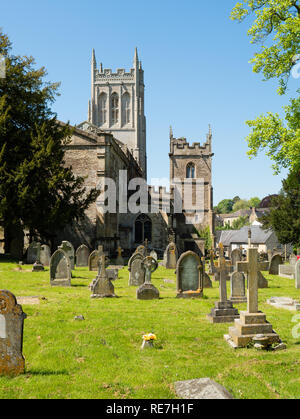 Eglise St Mary the Virgin à Bruton dans Somerset avec ses deux tours Banque D'Images
