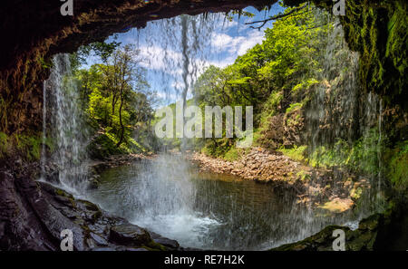 Vue depuis le chemin derrière Sgwd Yr Eira Cascade dans le parc national de Brecon Beacons au Pays de Galles du Sud Banque D'Images