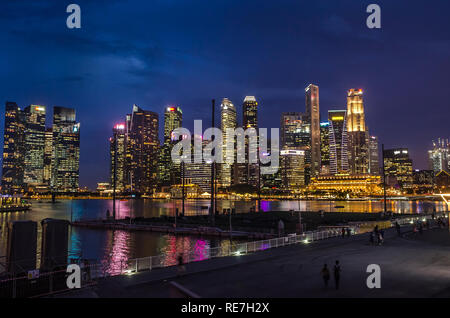 Singapour, en Asie du sud-est - 14 décembre 2018 : vue panoramique sous ciel bleu du district commercial central d'horizon. Marina Bay en zone crépusculaire. Banque D'Images