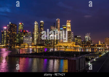 Singapour, en Asie du sud-est - 14 décembre 2018 : vue panoramique sous ciel bleu du district commercial central d'horizon. Marina Bay en zone crépusculaire. Banque D'Images