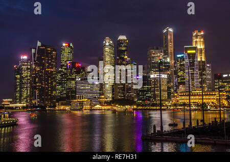 Singapour, en Asie du sud-est - 14 décembre 2018 : vue panoramique sous ciel bleu du district commercial central d'horizon. Marina Bay en zone crépusculaire. Banque D'Images