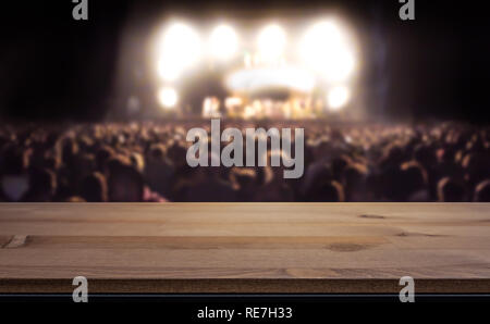 Table vide haut pour l'affichage des produits montage. Foule au concert, festival de musique d'été de plus en plus floue dans l'arrière-plan. Banque D'Images