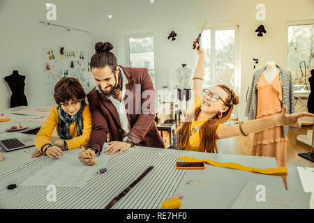 Fille aux cheveux roux se sentir étonnamment de bonne humeur tout en travaillant avec le père Banque D'Images