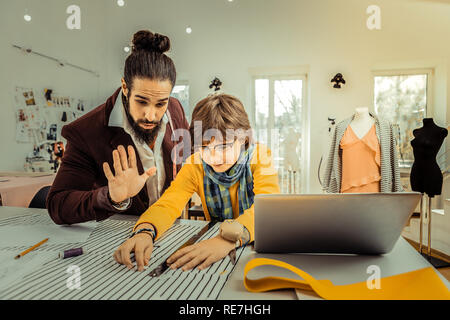 Tuteur privé à l'enseignement de la mode élégante cute schoolboy Banque D'Images