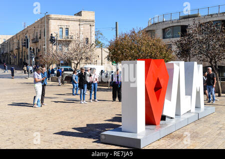 'J'aime JLM' signe à Jérusalem, avec les touristes de prendre des photos Banque D'Images