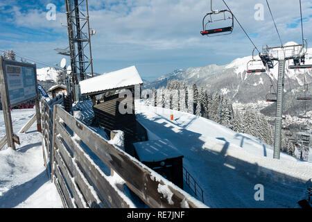 Le Télésiège transportant les skieurs Mouilles jusqu'aux pistes de ski de la Gondole Le Pleney Salon dans les montagnes au-dessus de Morzine ski Haute Savoie France Banque D'Images