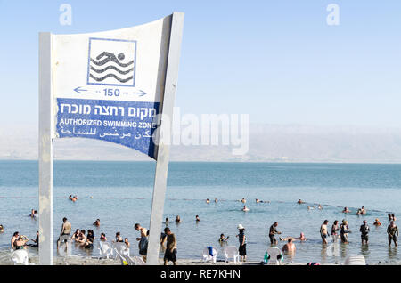 Signe de natation à la Mer Morte (Cisjordanie), et hypersalins lac le plus bas au monde, à -430m au-dessous du niveau de la mer Banque D'Images