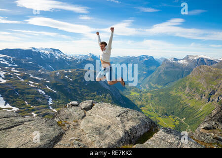 Heureux l'homme tourisme sur Geirangerfjord et paysage montagneux de Dalsnibba, Norvège Banque D'Images