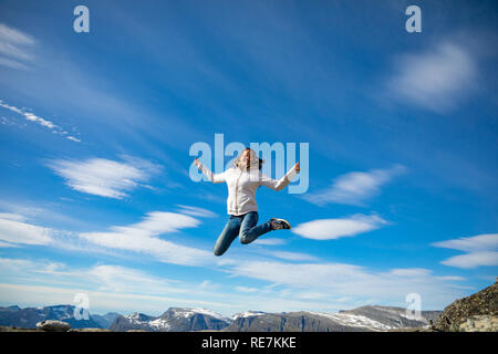 Happy tourist femme de plus de paysage montagnes Geirangerfjord et Dalsnibba, vue Norvège Banque D'Images