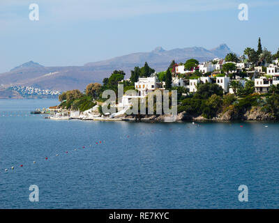 L'eau bleu merveilleux côte égéenne avec riche nature, les montagnes et les petites maisons blanches Banque D'Images