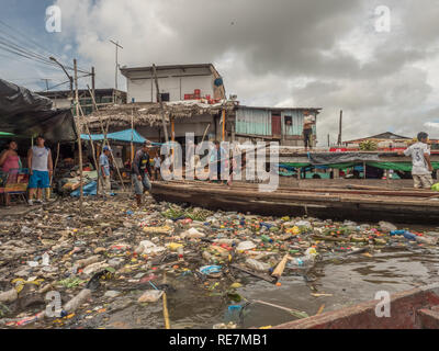 Belen, Iquitos, Pérou - 27 mars 2018 : la pollution sur la rivière Itaya, à côté du matket de Belen, au cours de la basse de l'eau. L'Amazonie. Amazon. Banque D'Images