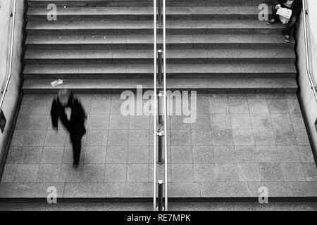 Implantation dans les escaliers en mendiant métro à Athènes Banque D'Images