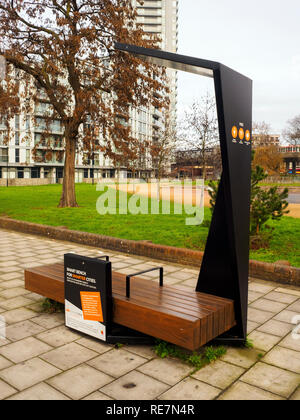 Fonctionnant à l'énergie solaire Public banc 'smart' pour charger les appareils mobiles et connexion internet wi-fi à Deptford - Londres, Angleterre Banque D'Images