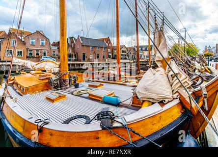 Close Up de bateaux de pêche en bois traditionnel, appelé Botters, dans le port de l'historique village de pêcheurs de Bunschoten-Spakenburg Néerlandais Banque D'Images