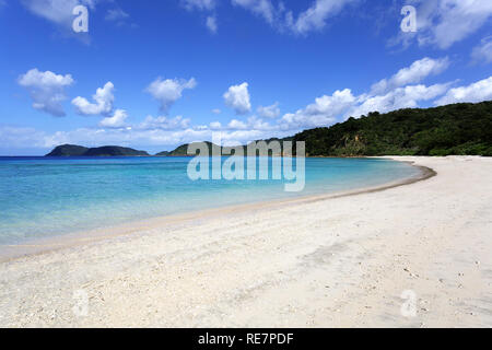 Blanc incroyable plage paysage avec de l'eau turquoise Banque D'Images