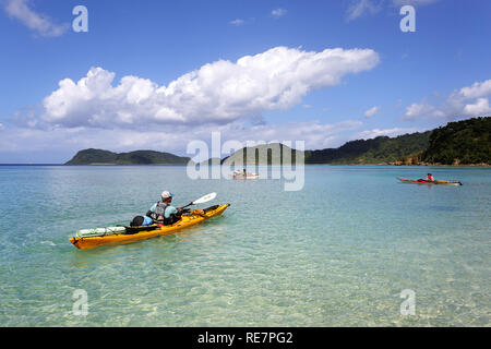 Groupe de kayakistes sur un kayak à l'expédition des îles tropicales Banque D'Images