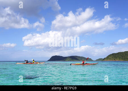 Groupe de kayakistes sur un kayak à l'expédition des îles tropicales Banque D'Images