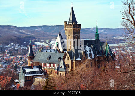 Le pittoresque château de Wernigerode, haut au-dessus de la ville, dans l'hiver. Wernigerode dans les montagnes du Harz (Saxe-Anhalt), centre de l'Allemagne. Banque D'Images