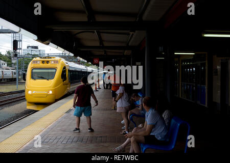 Inclinaison électrique ferroviaire Queeensland 'train' à partir de la ville de Cairns en arrivant à la gare de Roma Street, Brisbane, Australie Banque D'Images