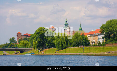 Cracovie, Pologne - 10 juillet 2018. Château de Wawel Vue de la Vistule. Le clocher de la cathédrale du Wawel peut également être vu Banque D'Images