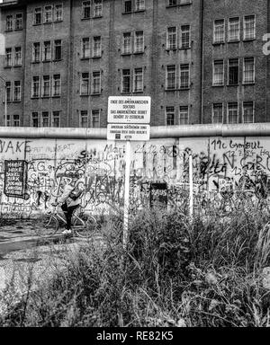 Août 1986, les graffitis du mur de Berlin, avertissement de fin de secteur américain, des cyclistes, Berlin est, Berlin Ouest, l'Allemagne, l'Europe, Banque D'Images