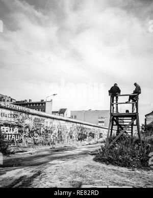 Août 1986, les graffitis du mur de Berlin, les gens sur la plate-forme d'observation à la Zimmerstrasse, au-dessus du mur de Berlin ouest, rue Côté, l'Allemagne, l'Europe, Banque D'Images