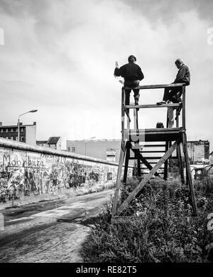 Août 1986, les graffitis du mur de Berlin, les gens sur la plate-forme d'observation à la Zimmerstrasse, au-dessus du mur de Berlin ouest, rue Côté, l'Allemagne, l'Europe, Banque D'Images