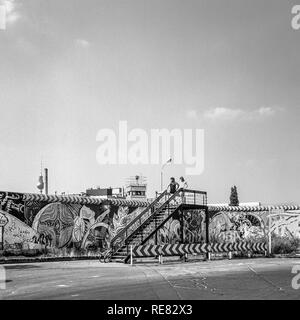 Août 1986, les graffitis du mur de Berlin, young couple sur la plate-forme d'observation, Berlin est watchtower, Kreuzberg, Berlin Ouest, l'Allemagne, l'Europe, Banque D'Images