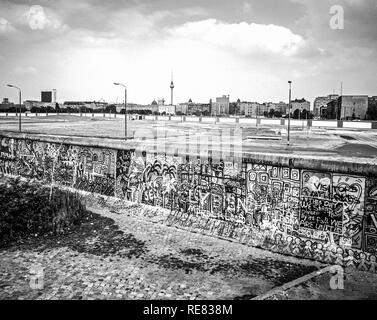 Août 1986, graffitis sur le mur de Berlin sur la place Potsdamer Platz avec vue sur la place Leipziger Platz, bande de la mort, no man's Land, Berlin Ouest, Allemagne, Europe, Banque D'Images